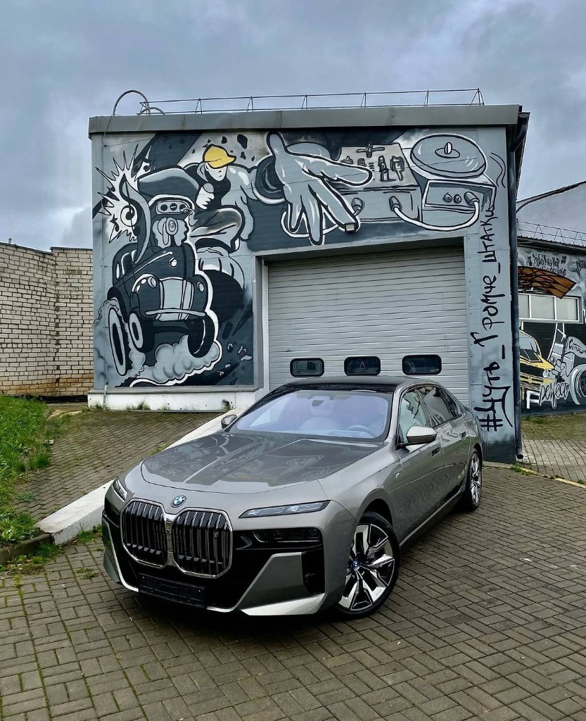 BMW 7 серии у студии Nero Detailing