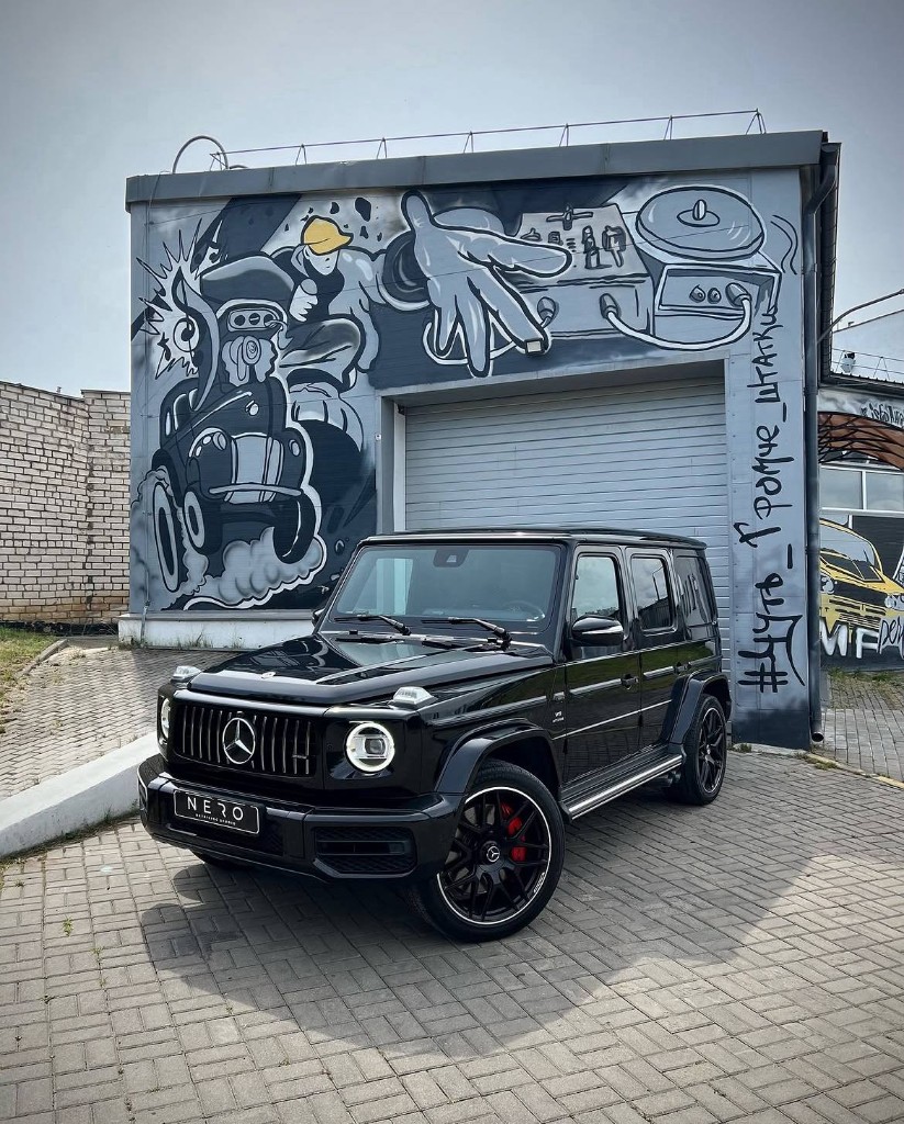 Чёрный Mercedes-Benz G-Класс у студии Nero Detailing