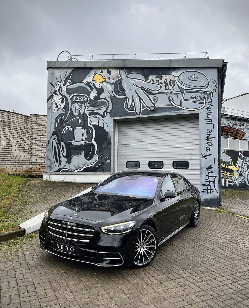 Чёрный Mercedes-Benz S-Класс у студии Nero Detailing